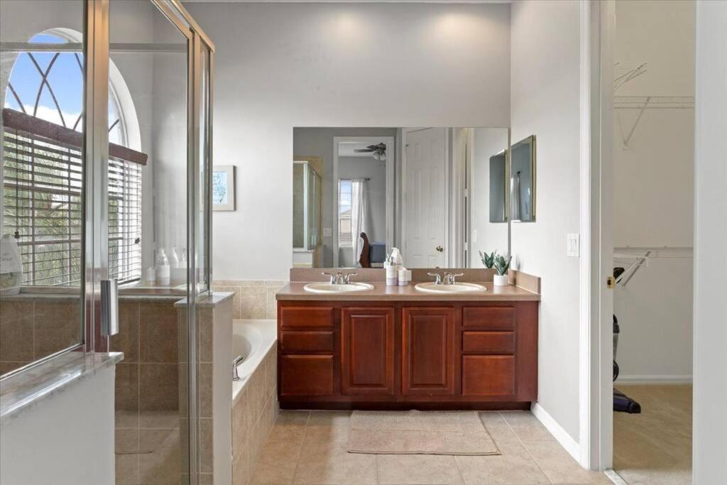 Long Stays! Lakefront - Gated Pool Home Orlando Luaran gambar